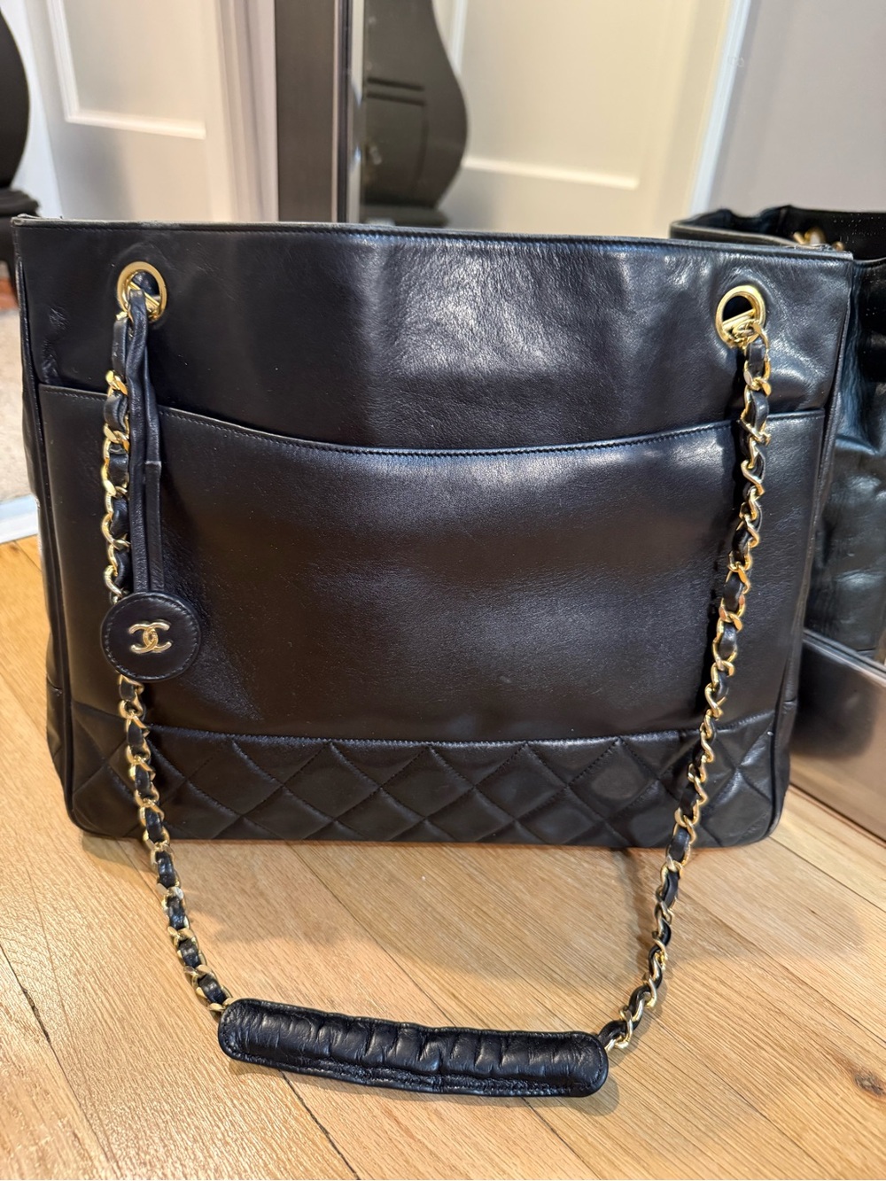 CHANEL Vintage Black Leather Shoulder Bag with Gold Chain Strap - Picture 2 of 16